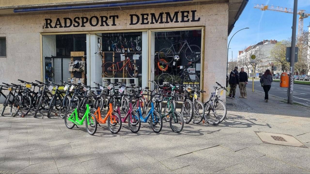Radsport Demmel an der Wexstraße 39 in Berlin-Wilmersdorf, Räder stehen vor dem Schaufenster