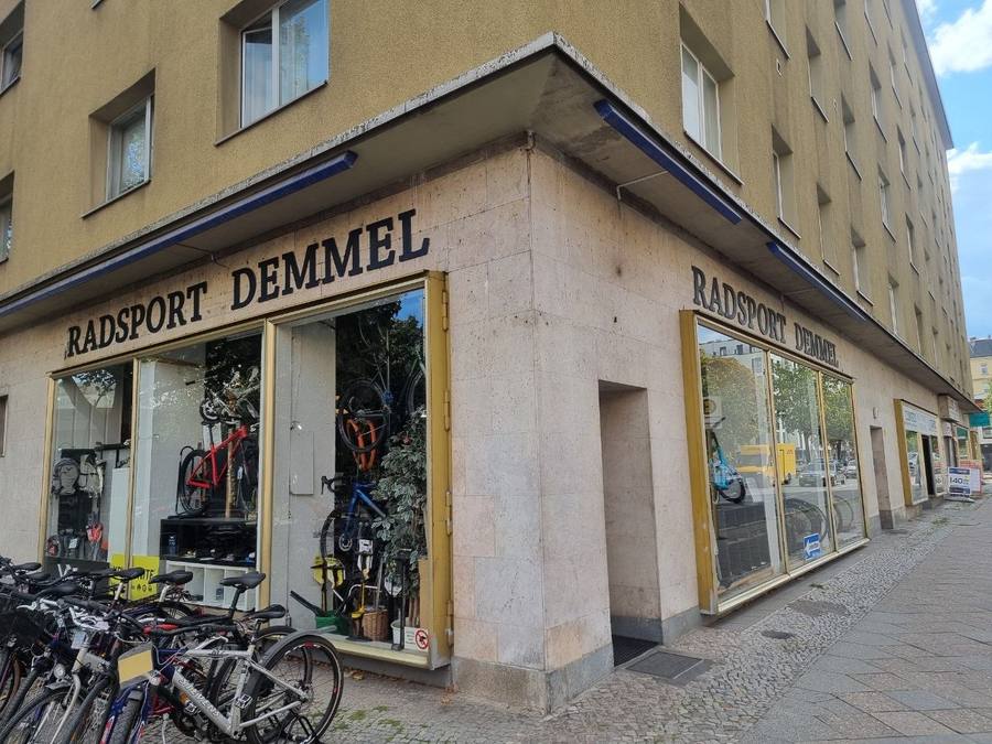 Das Eckhaus mit dem Schriftzug Radsport Demmel an der Wexstraße