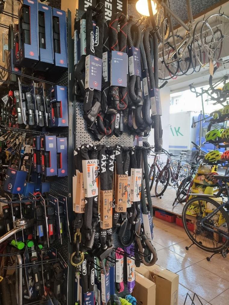 Blick in den Verkaufsraum von Radsport Demmel mit Schlössern, Helmen und Rädern