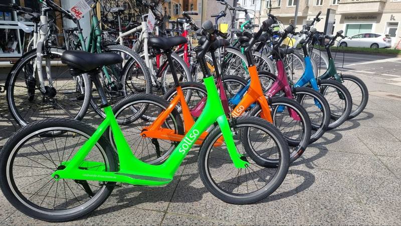 Laufräder von sollso in mehreren Farben vor dem Laden