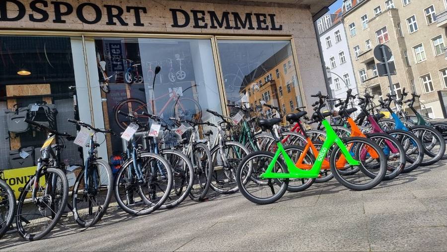 Räder vor dem Schaufenster von Radsport Demmel in der Wexstraße