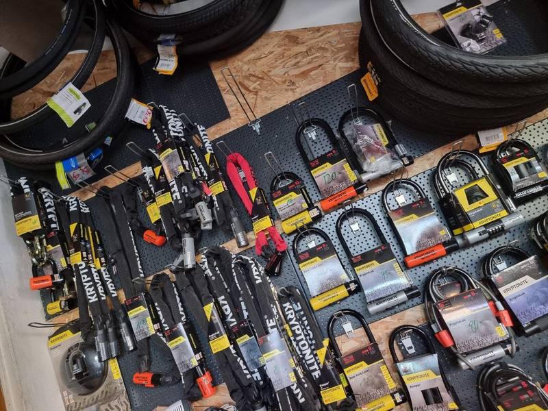 Auswahl an Fahrradschlössern von Kryptonite und Abus