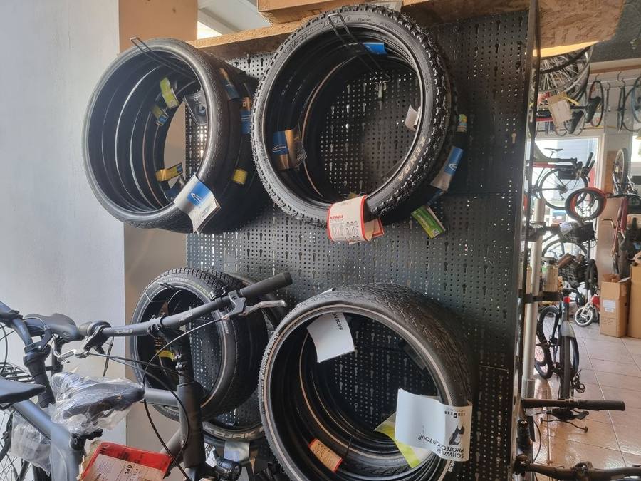 Reifen und Ersatzteile im Laden von Radsport Demmel