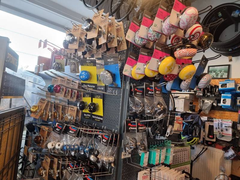 Wand mit Fahrradklingeln in vielen Farben und Formen