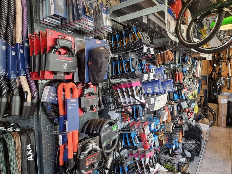 Regal mit Zubehör, Griffen, Taschen und Schlössern im Laden